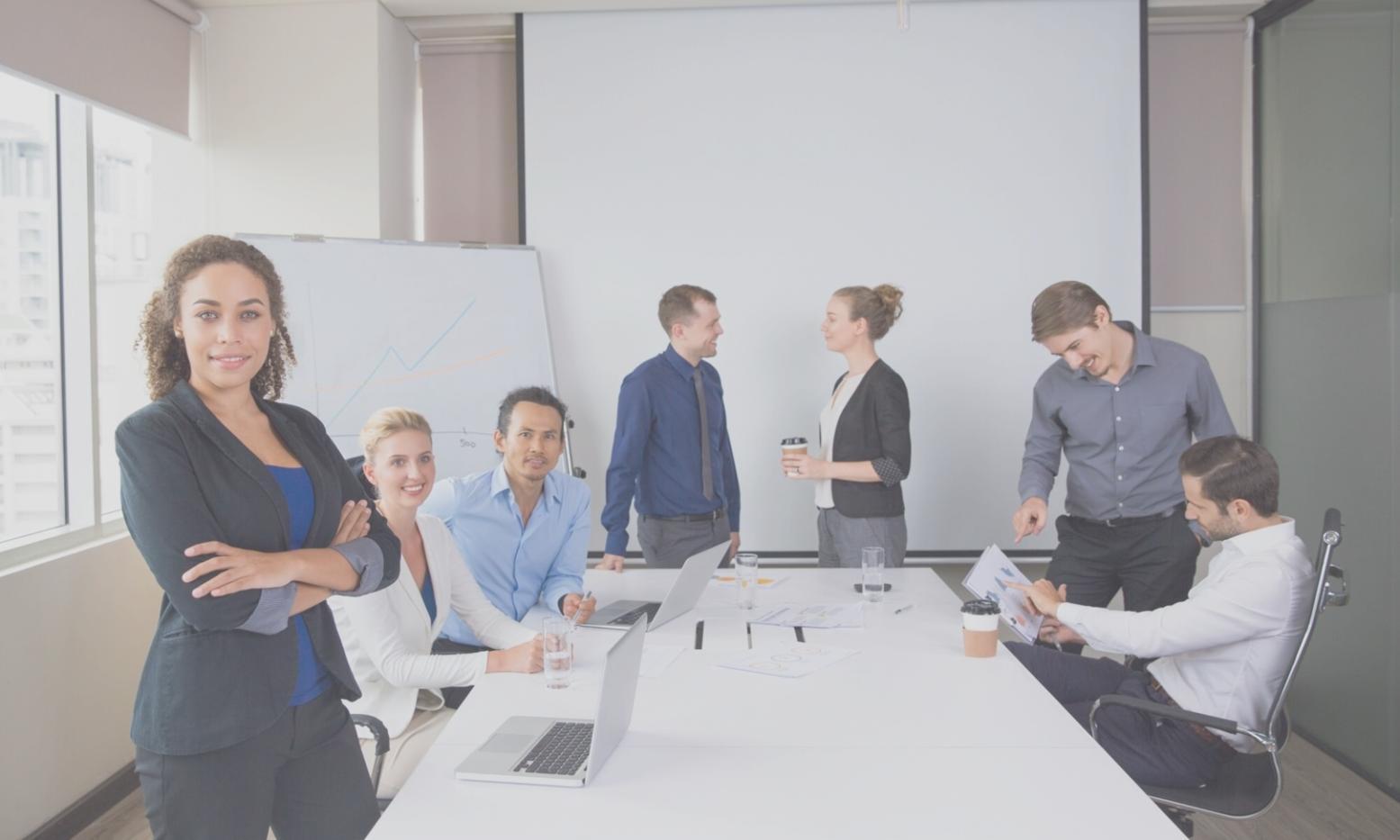 Teilnehmer bei einem interaktiven Finanz-Workshop